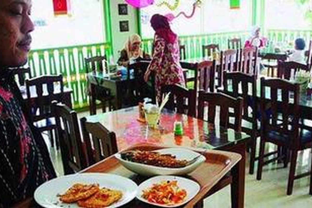 Ruang utama Warung Betawi Ngoempoel di Kelurahan Tanah Baru, Kecamatan Beji, Depok, Jawa Barat. 