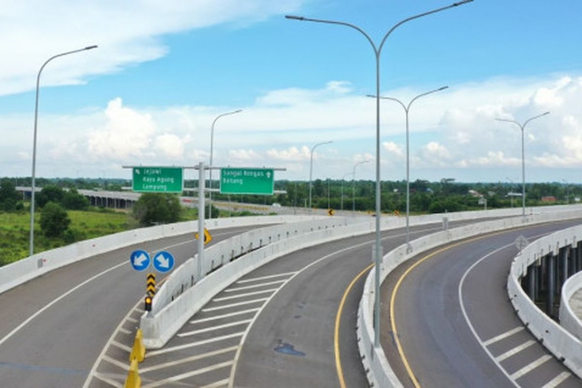 Pembatas lajur atau barrier di jalan tol.