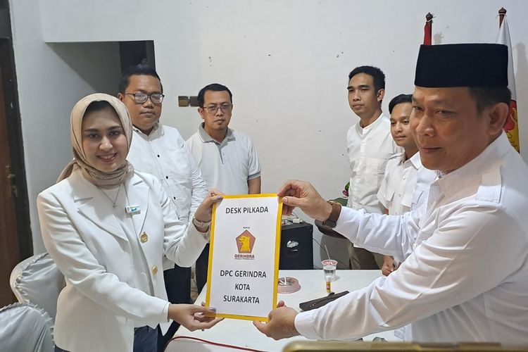 Rektor Universitas Surakarta (Unsa), Astrid Widayani mendaftarkan diri sebagai bakal calon wali kota Solo, Jawa Tengah (Jateng) melalui Partai Gerindra, pada Kamis (9/5/2024).