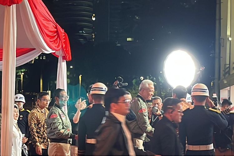 Pasangan calon presiden dan calon wakil presiden nomor urut 3 Ganjar Pranowo-Mahfud MD tiba di lokasi debat ketiga Pilpres 2024 di Istora Senayan, Jakarta Pusat, Minggu (7/1/2024).  Pantauan di lokasi, Ganjar dan Mahfud datang bersamaan sekira pukul 18.33 WIB.