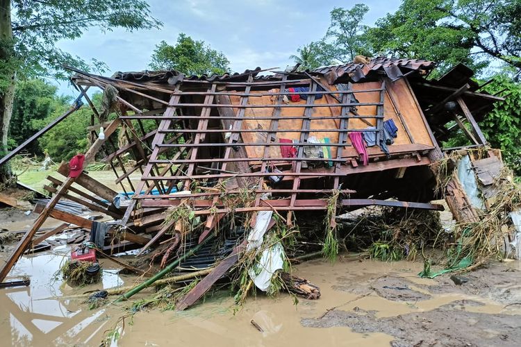 Salah satu rumah yang hanyut akibat diterjang banjir bandang di Sumbawa, Selasa (4/4/2023).
