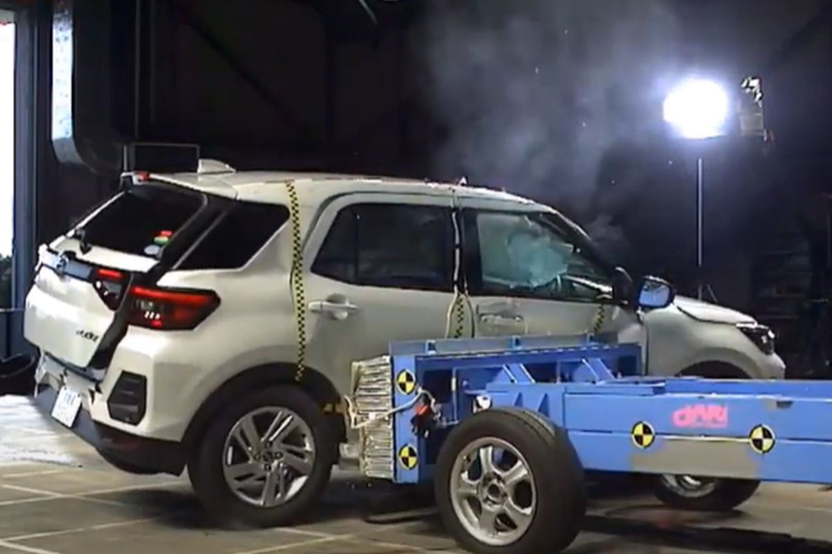 Tangkapan layar uji tabrak Daihatsu Rocky di Jepang
