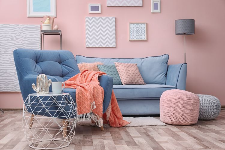 Ilustrasi ruang tamu dengan dinding warna blush pink atau pink lembut. 