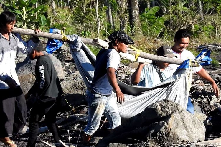 Evakuasi jasad korban erupsi Semeru di Dusun Kampung Renteng  Lumajang, Kamis (4/8/2022)