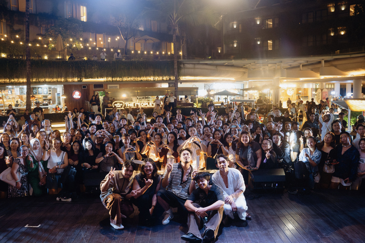 Potret konser musik Live At Aloft Amplified di Aloft Bali Kuta at Beachwalk, menghadirkan Adrian Khalif dan Rafi Sudirman, Sabtu (10/1/2026). 