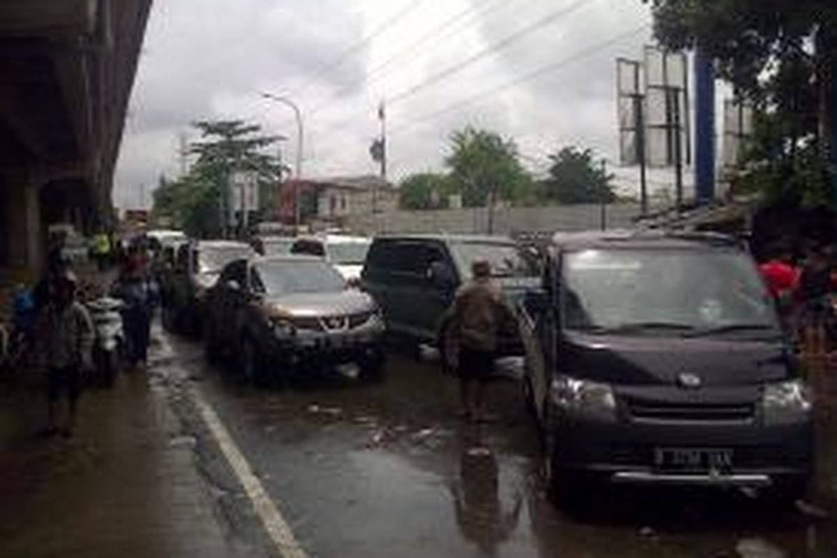 Banjir menyebabkan kemacetan di pintu keluar Tol Kembangan Jakarta Barat, Selasa (10/2/2015).