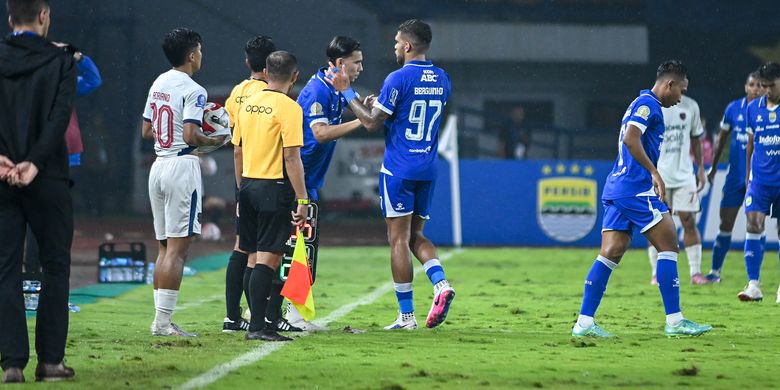 Debut bek Timnas Indonesia Dion Markx bersama Persib Bandung mengganti Berguinho pada laga melawan Persita Tangerang di pekan ke-22 Super League 2025-2026, Minggu (22/2/2026) di Stadion Gelora Bandung Lautan Api (GBLA). 