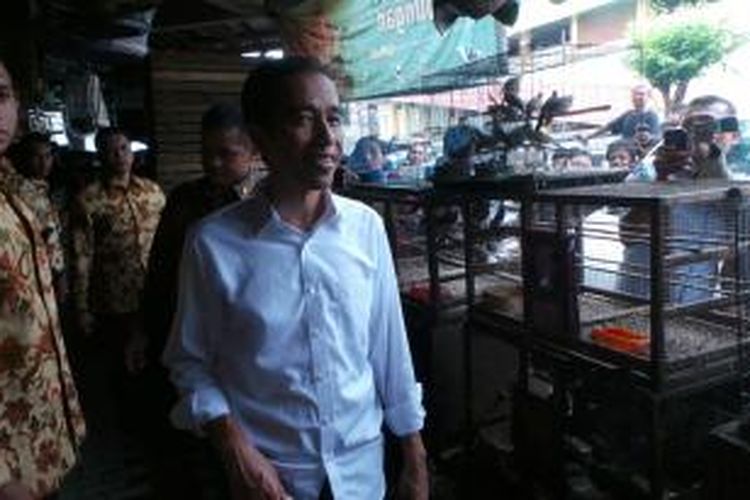 Presiden Joko Widodo melihat burung yang dijajakan di Pasar Burung Pramuka, Jakarta Timur, Sabtu (28/2/2015).