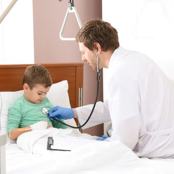 Ilustrasi dokter memeriksa kesehatan jantung anak. Covid-19 bisa menyebabkan kerusakan jantung pada anak-anak dengan sindrom inflamasi multisistem (MIS-C), menyebabkan peradangan pada banyak organ.