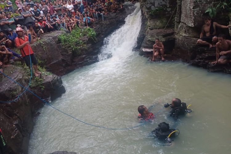 Petugas SAR melakukan operasi pencarian bocah 15 tahun yang tenggelam di Desa Tigawasa, Kecamatan Banjar, Kabupaten Buleleng, Provinsi Bali, Kamis (15/2/2024).