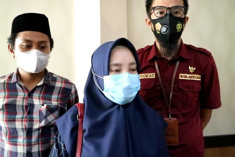 Suasana Rapat Dengar Pendapat (RDP) di kantor DPRD Kabupaten Bone, Sulawesi Selatan membahas kasus Hervina, guru honor yang dipecat melalui pesan singkat akibat postingan rincian gaji selama 4 bulan senilai Rp 700 ribu. Selasa, (16/2/2021).