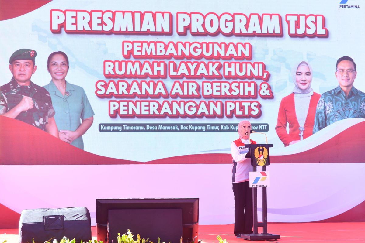 Direktur Utama Pertamina Nicke Widyawati saat acara pemberian bantuan 102 pembangunan Rumah Tidak Layak Huni (RTLH) kepada warga Desa Manusak, Kecamatan Kupang Timur, Kabupaten Kupang, Nusa Tenggara Timur (NTT), Selasa (30/7/2024).