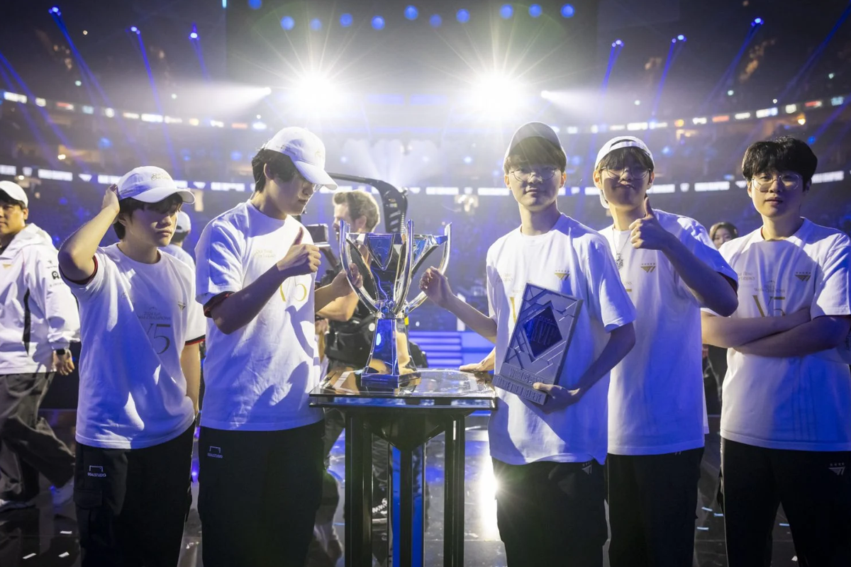 Tim T1 asal Korea Selatan memenangkan kompetisi League of Legends World Championship 2024 (LoL Worlds 2024). LoL Worlds 2024 menjadi turnamen dengan penonton paling banyak di sejarah.