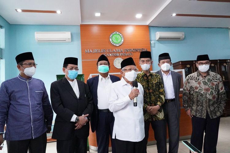 Wakil Presiden sekaligus Ketua Dewan Pertimbangan MUI Ma'ruf Amin memberikan keterangan pers di Kantor MUI, Jakarta, Selasa (28/6/2022).