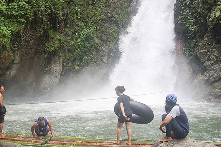 Sejumlah wisatawan menikmati Air Terjun Haratai di Desa Haratai, Kecamatan Loksado, Kabupaten Hulu Sungai Selatan, Kalimantan Selatan, Senin (27/3/2017). Obyek wisata Air Terjun Haratai menjadi salah satu daya tarik wisata alam di Loksado. 