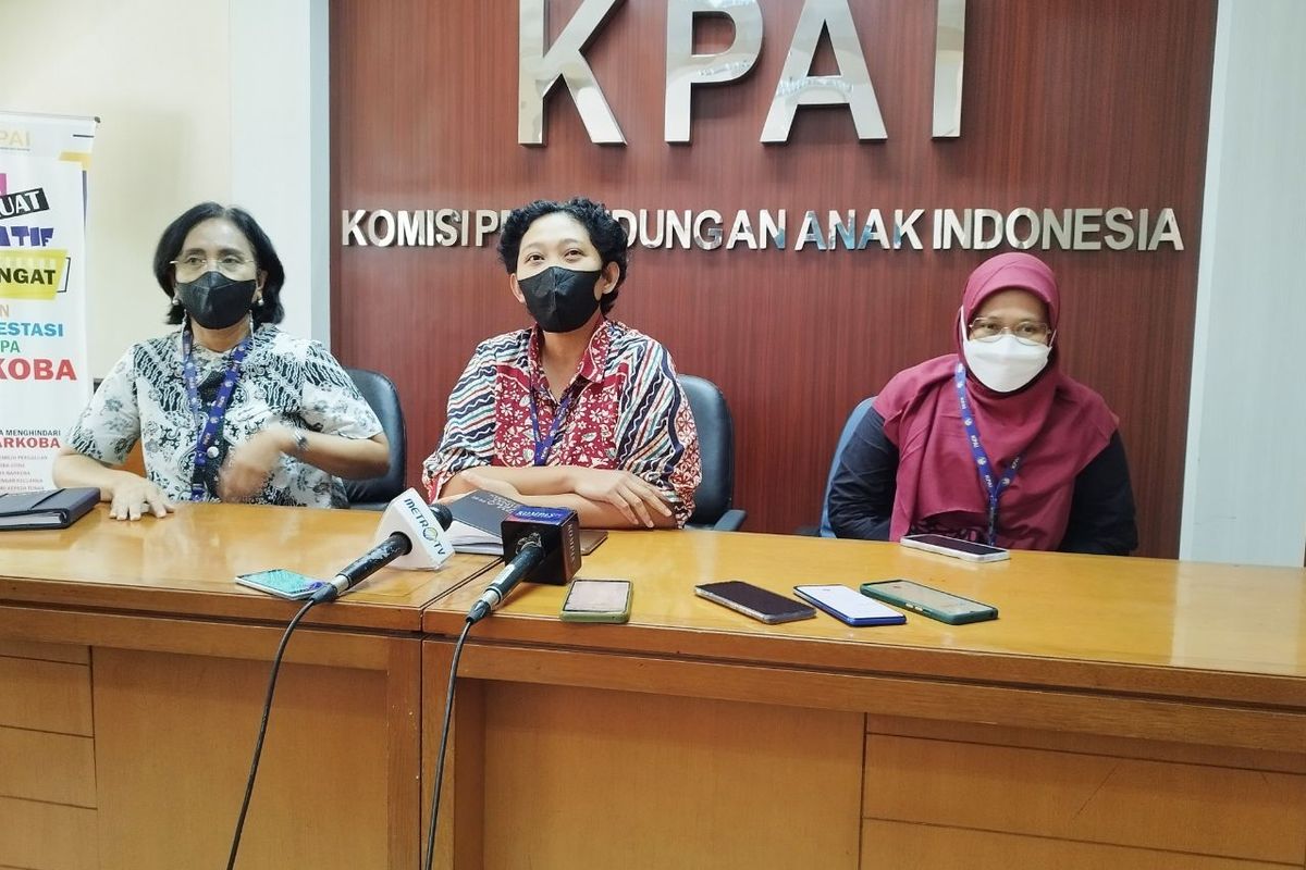 Ketua Subkomisi Mediasi Sylvana (kiri), Ketua Subkomisi Pengaduan Dian (tengah), dan Ketua Subkomisi Advokasi Dyah (kanan), saat menjelaskan pengaduan kuasa hukum AG ke KPAI, Selasa (28/2/2023). (KOMPAS.com/XENA OLIVIA)