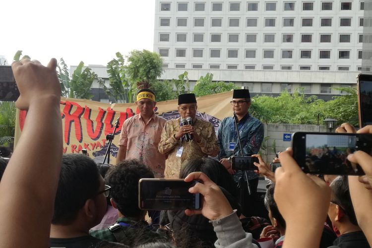 Ketua Umum Pengurus Besar Nahdlatul Ulama (PBNU) Said Aqil Siradj (tengah) pada acara Aksi Solidaritas Selamatkan KPK di Gedung Merah Putih KPK, Jakarta, Jumat (30/8/2019).  