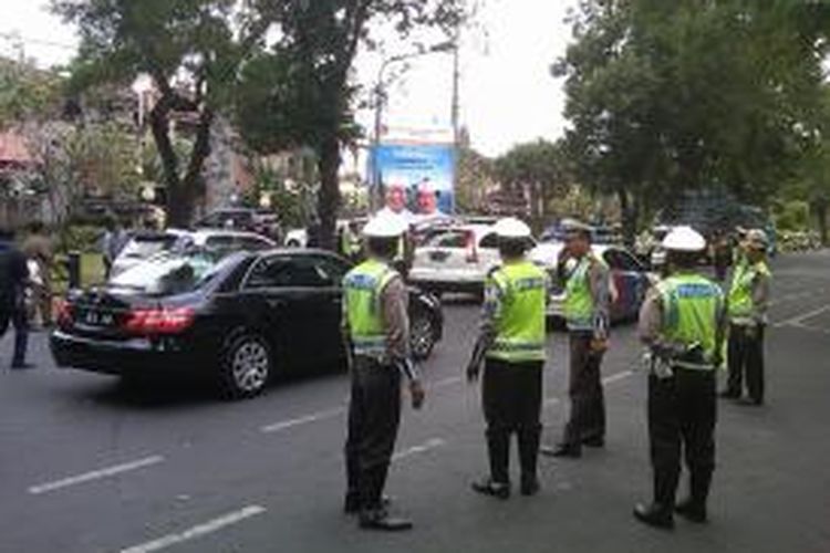Polisi berjaga di depan Gedung DPRD Bali jelang pelantikan Gubernur dan Wakil Gubernur Bali periode 2013-2018.