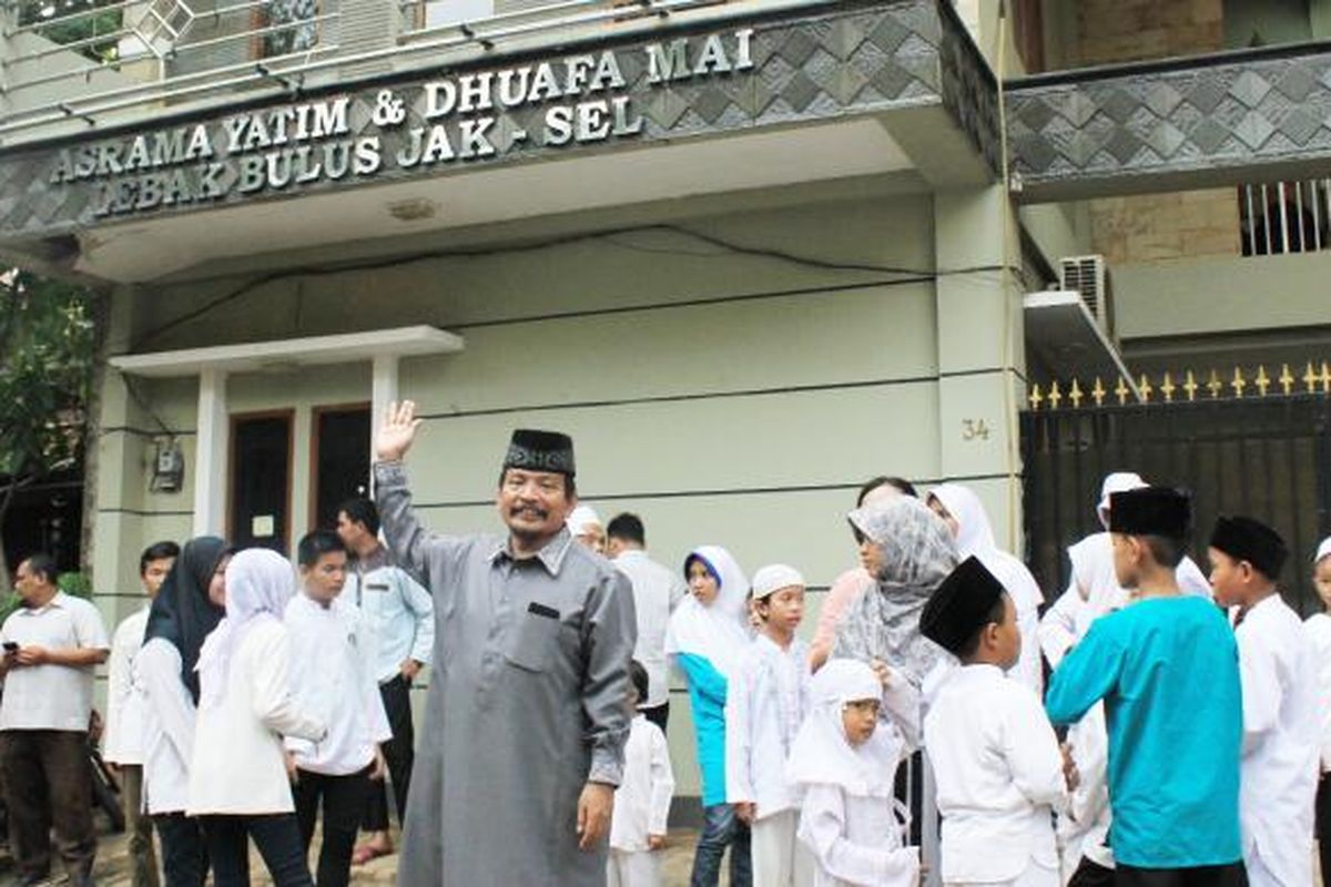 Aslih Ridwan, pemilik Yayasan Media Amal Islami bersama anak asuh.