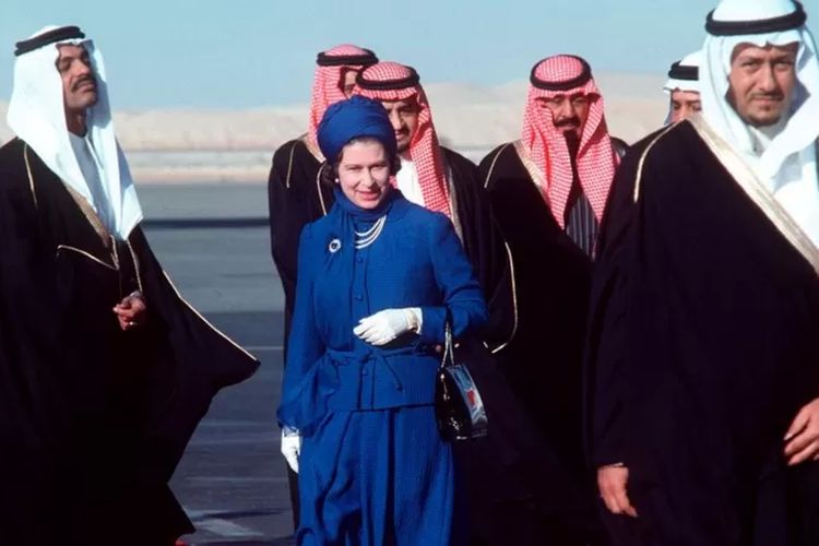 Ratu Elizabeth kerap memakai busana biru sehingga terdapat spekulasi bahwa biru adalah warna favoritnya.