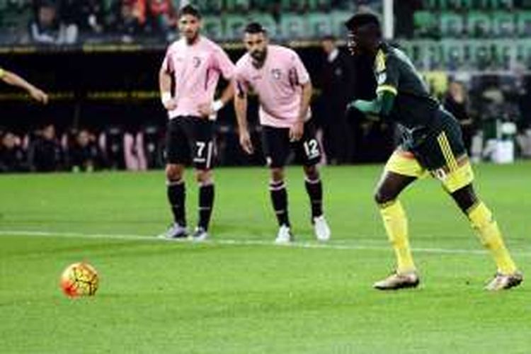 Striker AC Milan, M'Baye Niang, mengeksusi penalti saat melawan Palermo pada lanjutan Serie A di Stadion Renzo Barbera, Rabu (3/2/2016). 