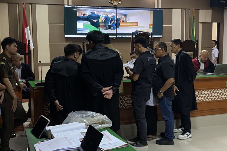 CCTV Pembunuhan Satu Keluarga di Indramayu Diputar di Sidang, Ririn dan Priyo Terekam