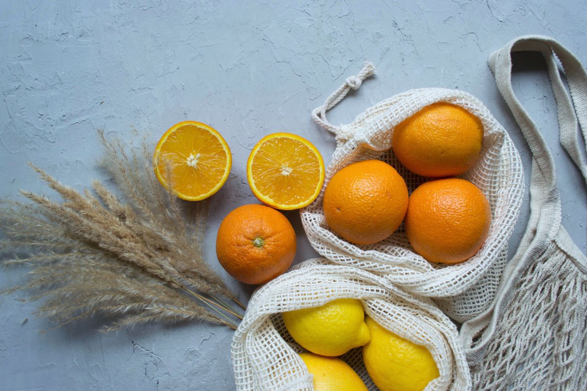 Ilustrasi jeruk dan lemon dalam kantong. 