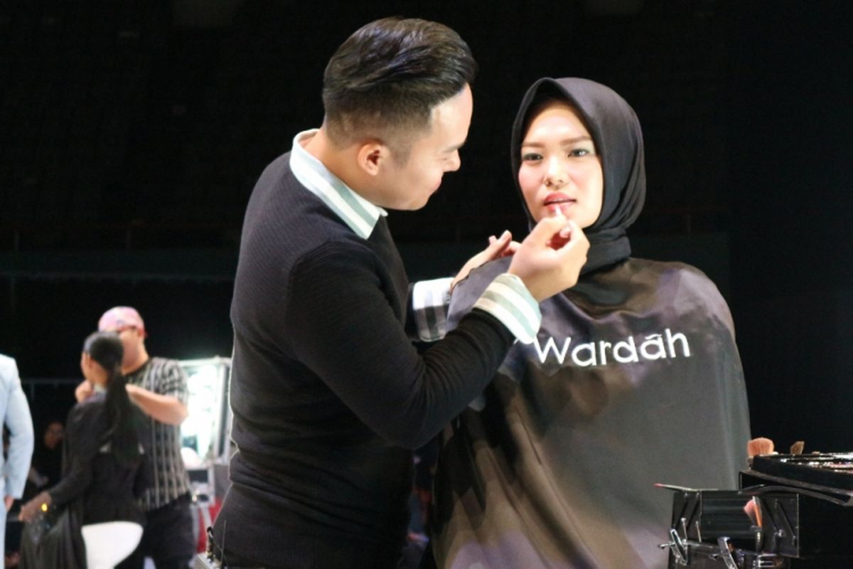 Make up artist Slamwiyono sedang merias model menggunakan trend make up Wardah Sinar dan Pijar di acara Indonesia Fashion Week (29/3).