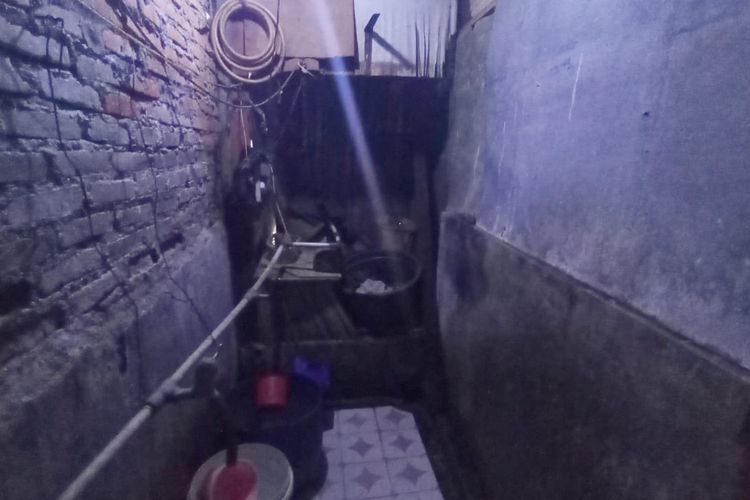 Kondisi toilet milik Supeni di Gang Spoor RT 7/ RW 2, Kemayoran, Jakarta Pusat, Selasa (6/8/2024).