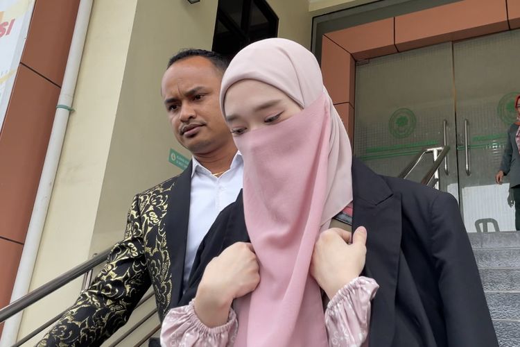Inara Rusli saat ditemui di Pengadilan Agama (PA) Jakarta Barat, Rabu (17/5/2023).