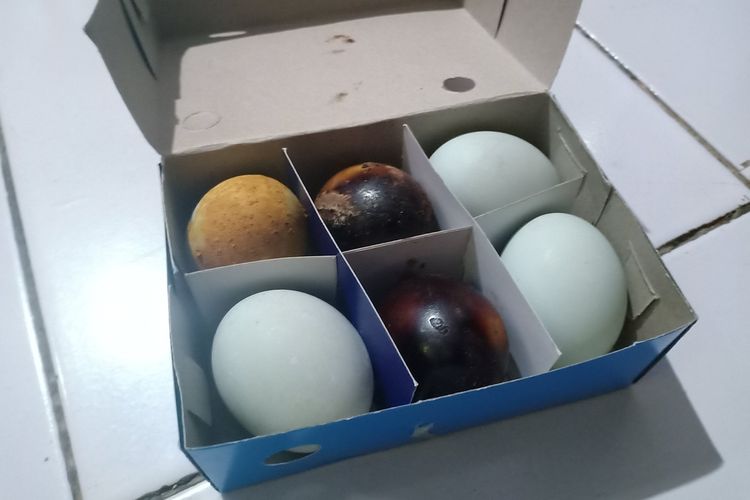 Empat macam varian telur asin khas Brebes. Ada telur pindang, telur rebus biasa atau original, telur asin bakar, dan telur panggang oven