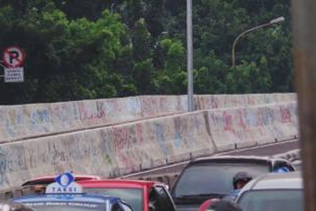 Coret-coretan di dinding jalan layang non tol (JLNT) Casablanca. Gubernur DKI Jakarta Joko Widodo menginginkan coret-coretan itu sudah bersih sebelum ujicoba di pertengahan Desember.