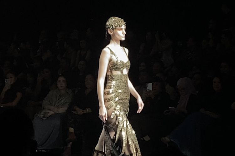Salah satu look karya Eddy Betty pada fashion show Lumunescence di Hotel Mulia Senayan, Jakarta Pusat, Kamis (15/5/2025).