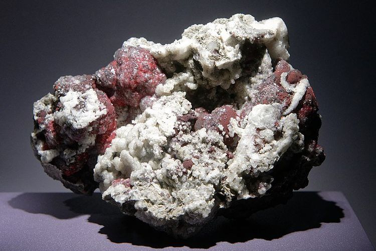 Ilustrasi cinnabar adalah mineral merkuri sulfida. Mineral ini telah digunakan sejak Zaman Tembaga. Studi ungkap kasus keracunan merkuri tertua di dunia disebabkan oleh penggunaan cinnabar di masa itu.
