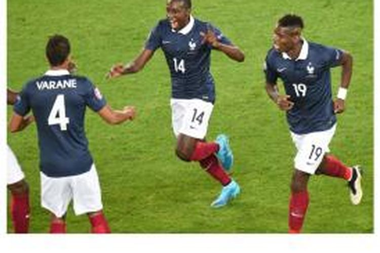 Gelandang Perancis Blaise Matuidi (tengah) melakukan selebrasi setelah mencetak gol ke gawang Serbia pada laga uji coba menjelang Piala Eropa 2016 di Matmut Atlantique stadium, Bordeaux, Senin (7/9/2015).