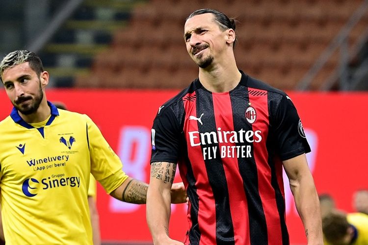 Penyerang AC Milan Zlatan Ibrahimovic bereaksi saat pertandingan sepak bola Serie A Italia AC Milan vs Hellas Verona di Stadion San Siro di Milan pada 8 November 2020.