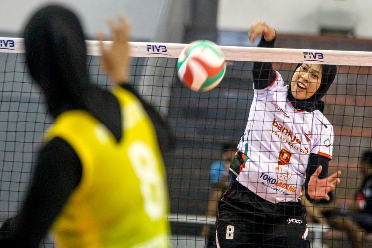 Pebola voli Surabaya Bank Jatim Megawati Hangestri Pertiwi (kanan) melakukan spike dan beruapay dihalau pebola voli Petrokimia Gresik Pupuk Indonesia Putri Nur Hidayanti Agustin (kiri) pada pertandingan Final Four Livoli Divisi Utama di GOR Ki Mageti, Magetan, Jawa Timur, Jumat (10/10/2025). Petrokimia Gresik Pupuk Indonesia mengalahkan Surabaya Bank Jatim dengan skor 3-1 (25-18, 22-25, 25-18, 25-20). ANTARA FOTO/Muhammad Mada/tom.