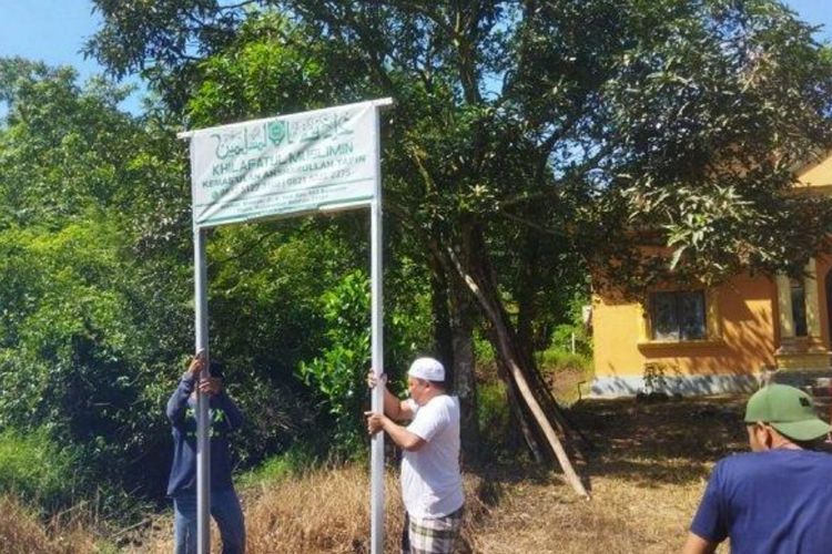 Papan nama bertuliskan Khilafatul Muslimin saat dibongkar warga Desa Rumintin, Kecamatan Tapin Selatan, Kabupaten Tapin, Jumat (10/6/2022). 

