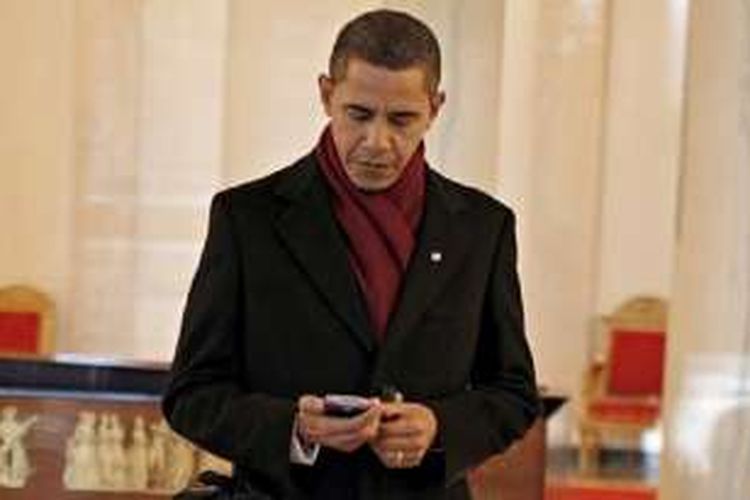 Presiden AS Barack Obama beralih dari telepon seluler (ponsel) Blackberry dan memakai ponsel pintar baru.
