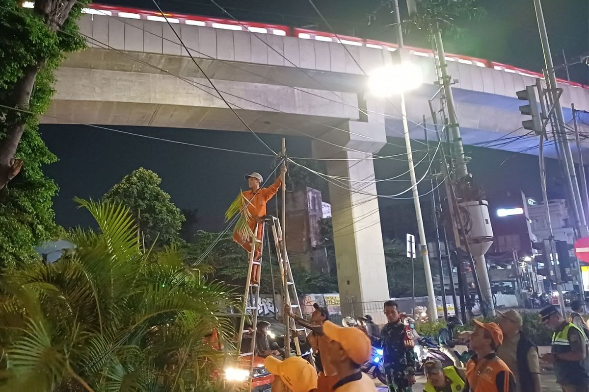 Penampakan kabel yang menjuntai di perempatan lampu merah Fatmawati, Jakarta Selatan,  usai ditabrak mobil Toyota Kijang Innova,  Senin (31/7/2023).