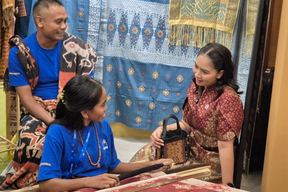 Wakil Menteri Pariwisata dan Ekonomi Kreatif Ni Luh Puspa menyambangi salah satu booth di area Bakti BCA pada gelaran BCA Expoversary 2026, Jumat (6/2/2026).