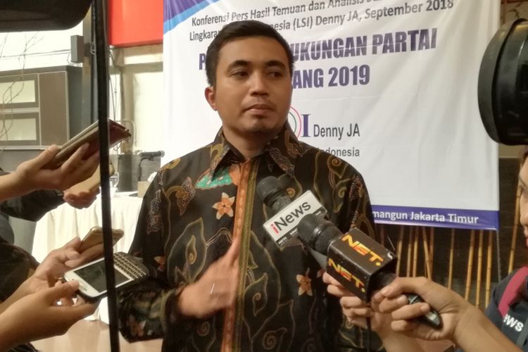 Peneliti LSI Denny JA, Adjie Alfaraby dalam rilis survei di kantornya, Jakarta, Rabu (12/9/2018).