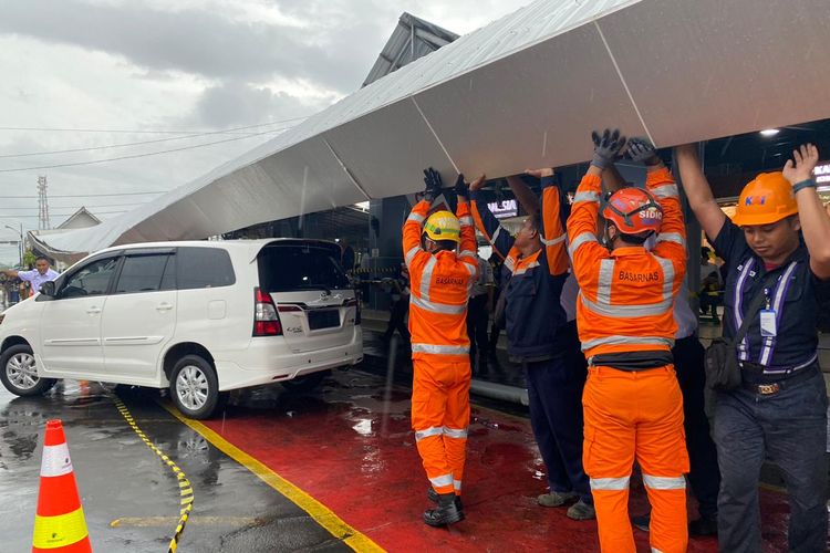Hujan dan Angin Kencang, Kanopi Stasiun Tugu Yogyakarta Roboh dan Timpa 5 Mobil