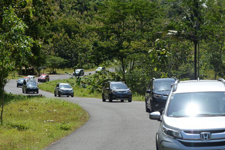 Jalan pesisir selatan Yogyakarta yang berkelok, beberapa kondisnya sudah baik