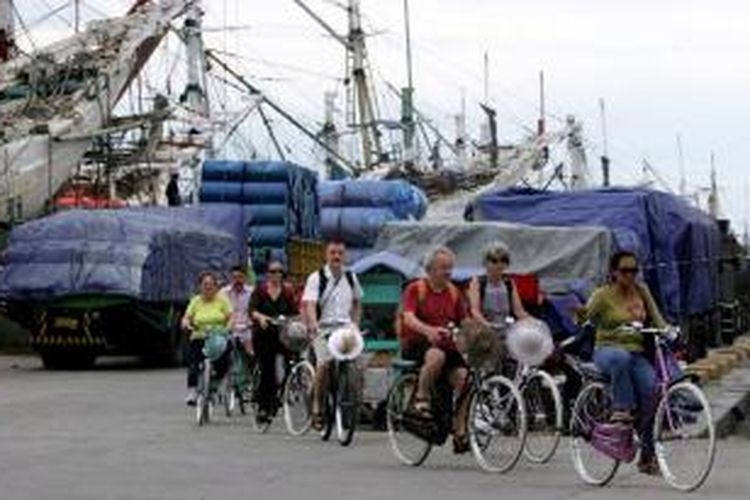 Rombongan turis mancanegara menggunakan sepeda sewaan berkeliling di kawasan Pelabuhan Sunda Kelapa, Jakarta, Rabu (30/3/2011). Wisata kota tua dengan mengunjungi situs bangunan tua dan lokasi bersejarah merupakan salah satu paket yang digemari turis mancanegara yang berkunjung ke Jakarta. 