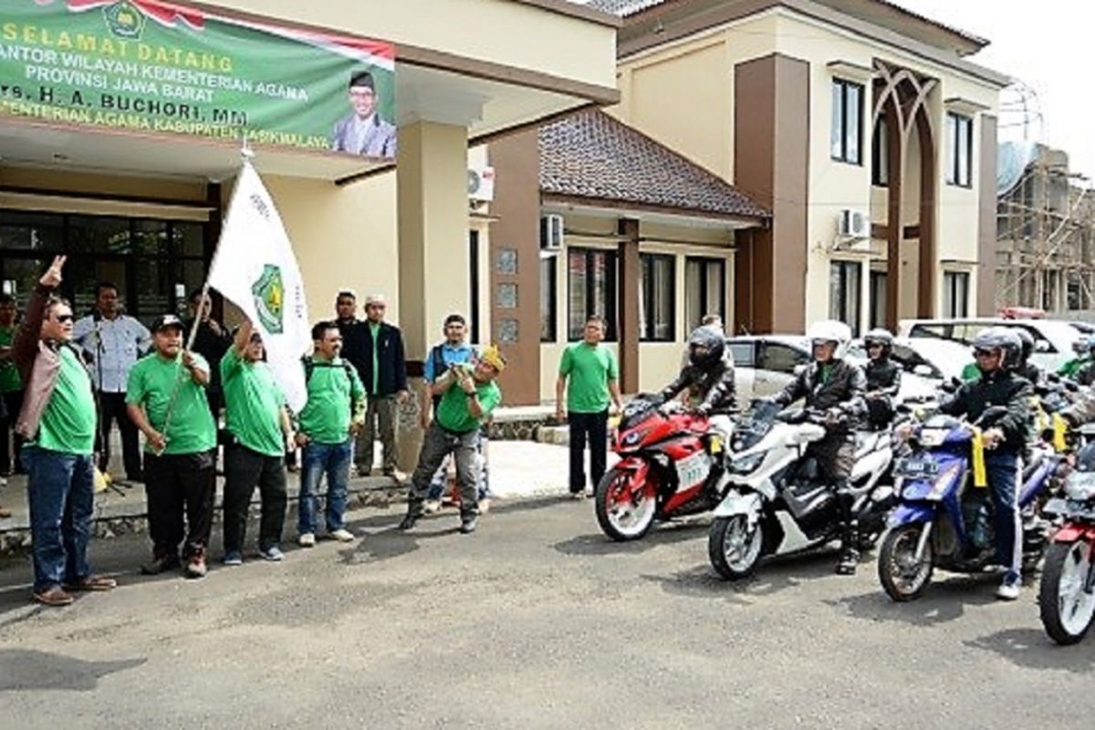 Kirab Nusantara Kabupaten Tasikmalaya yang diikuti aparatur sipil negara Kabupaten Tasikmalaya, Minggu (29/10/2017)