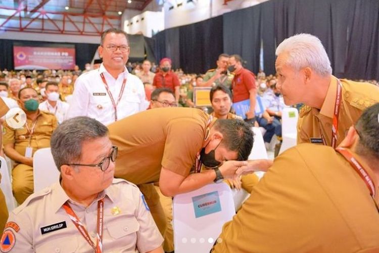 Walkot Medan Bobby Nasution saat bertemu dengan Gubernur Jawa Tengah Ganjar Pranowo dalam rapat Koordinasi Nasional Penanggulangan Bencana 2023 yang dibuka langsung oleh Presiden Joko Widodo di Jakarta, Kamis (2/3/2023).