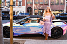 Paris Hilton Cocokkan Pakaiannya dengan Warna Mobilnya