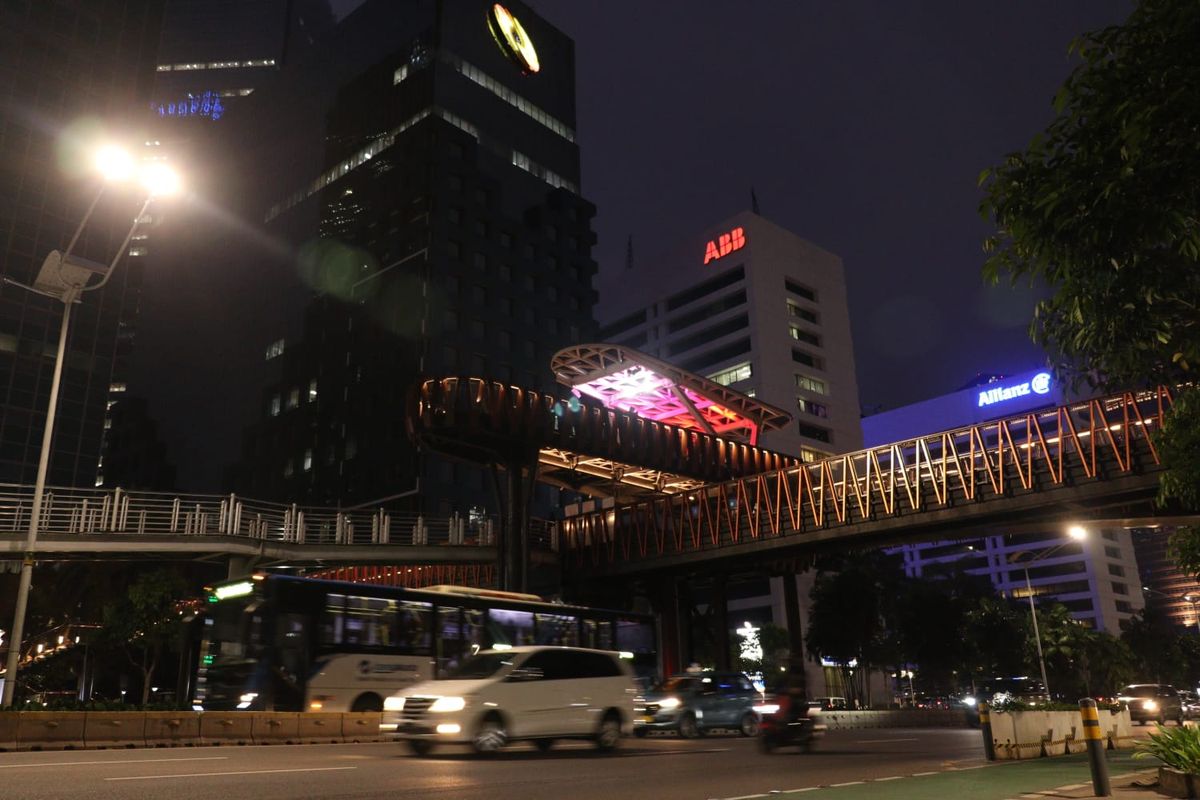 Gubernur DKI Jakarta Anies Baswedan meresmikan jembatan penyebrangan orang (JPO) yang juga berfungsi sebagai jembatan penyebrangan sepeda (JPS) Tematik Phinisi Karet Sudirman, pada Kamis (10/3/2022).