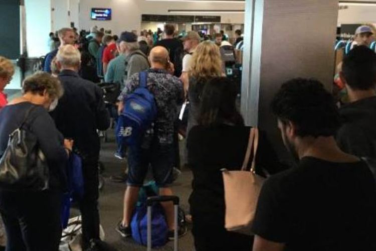 Para penumpang sebuah maskapai di Bandara Auckland, Selandia Baru, tengah menjalani pemeriksaan ulang setelah seorang penumpang perempuan menerobos keamanan karena kembali sehabis merokok Minggu (11/2/2018).